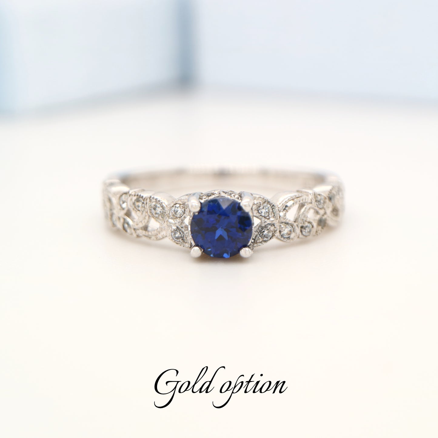 Sapphire solitaire ring with diamond in white gold with leaf pattern