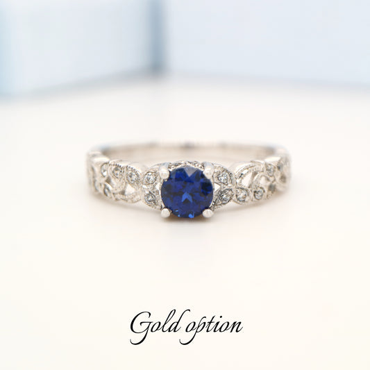 Sapphire solitaire ring with diamond in white gold with leaf pattern