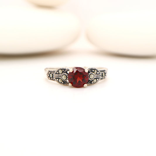 Art deco ring in garnet and marcasite in sterling silver