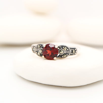 Art deco ring in garnet and marcasite in sterling silver