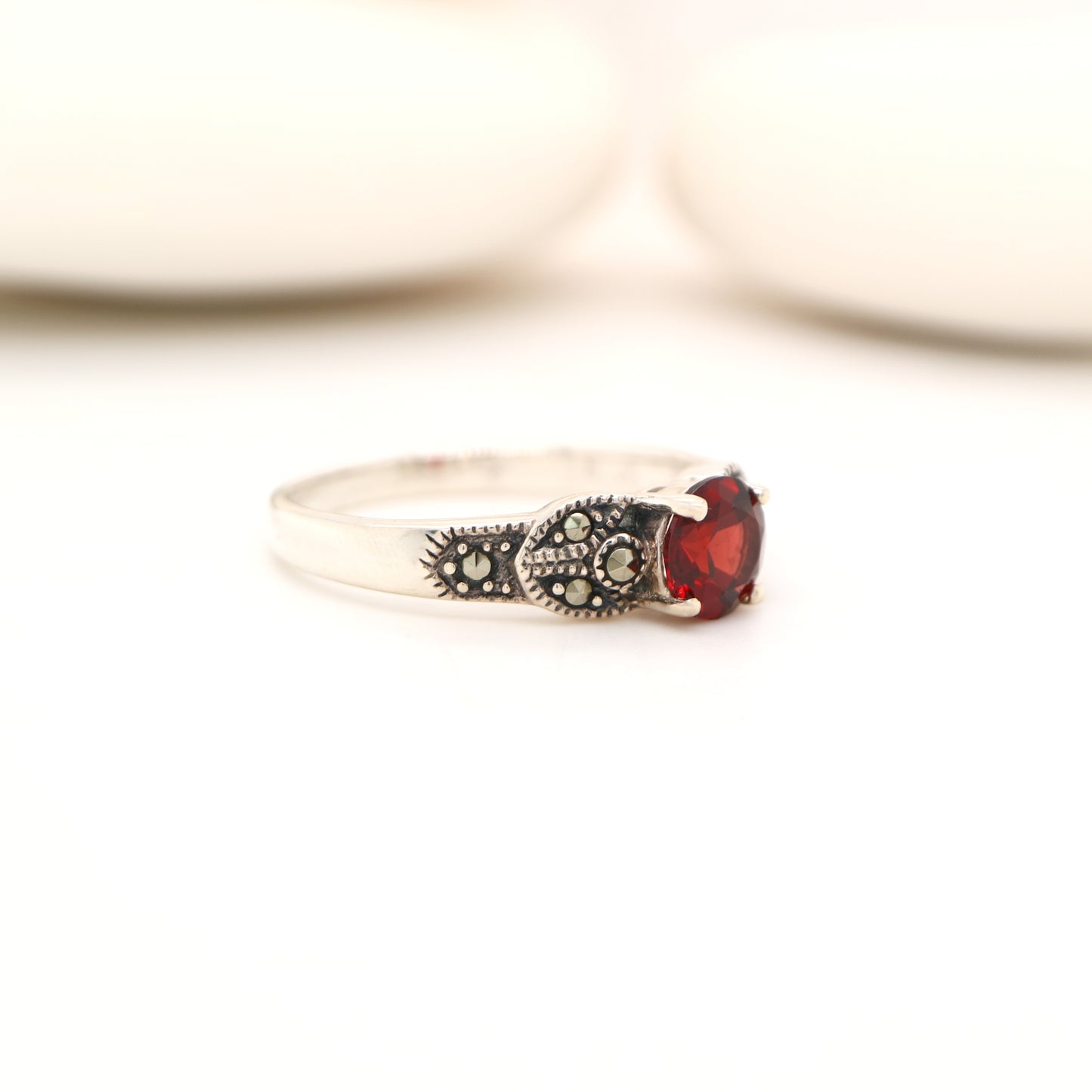 Art deco ring in garnet and marcasite in sterling silver