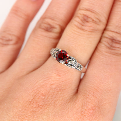 Art deco ring in garnet and marcasite in sterling silver
