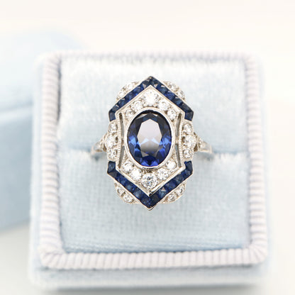 Vintage shield ring in white gold with sapphire and diamonds