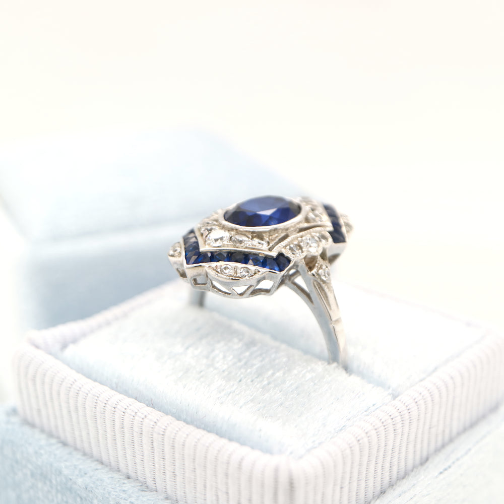 Vintage shield ring in white gold with sapphire and diamonds
