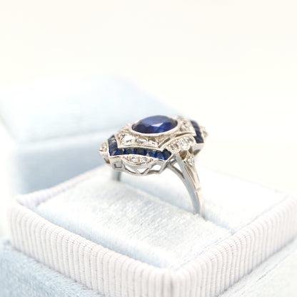 Vintage shield ring in white gold with sapphire and diamonds