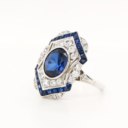 Vintage shield ring in white gold with sapphire and diamonds