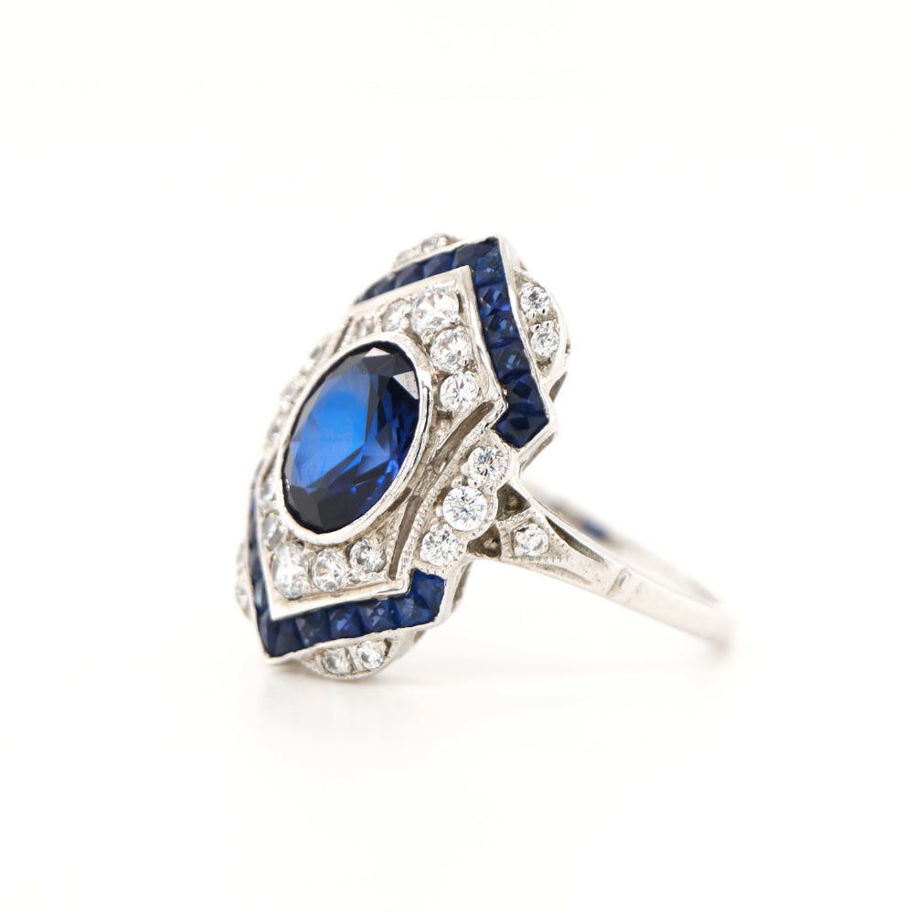 Vintage shield ring in white gold with sapphire and diamonds